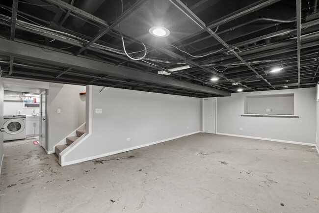 Building Photo - 32W266 Glos St