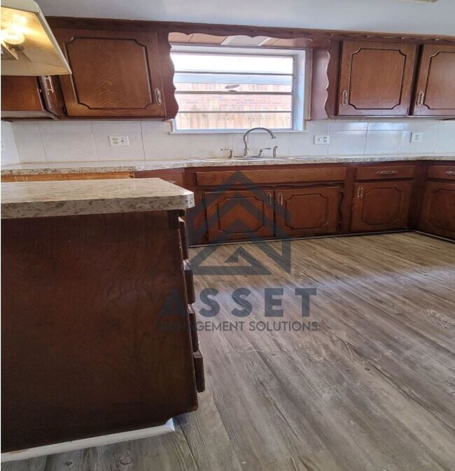 Building Photo - Charming 5 Bedroom House