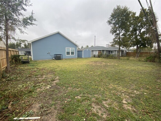 Building Photo - 3151 Roe Dr