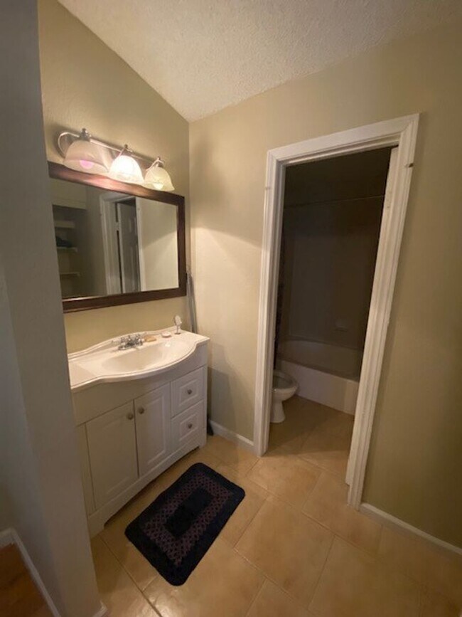 Building Photo - Stylish 2-Bed Townhome with Loft & Dual Pr...