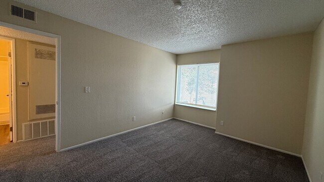 Building Photo - 2 Bedroom 1 Bathroom Apartment in Aurora