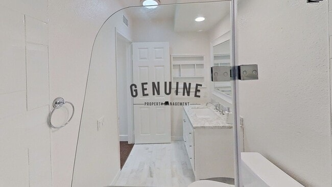 Building Photo - Spacious 2 Story 3Bd 2.5Ba Townhome