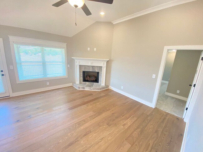 Building Photo - For Lease - 3BR, 2.5BA, 2300sqft home (Gallatin)