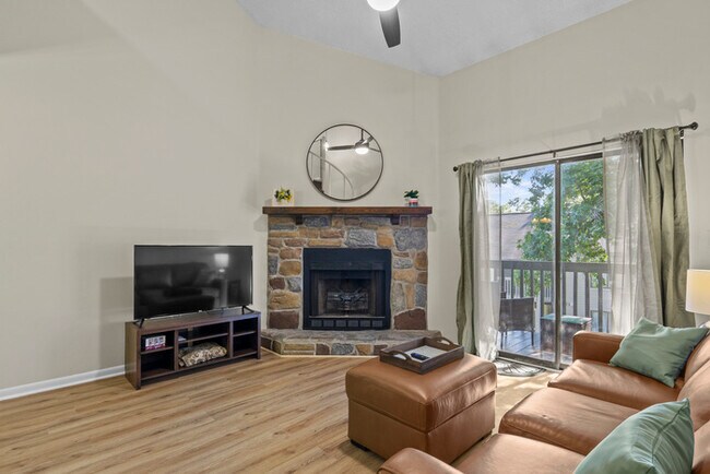 Building Photo - Fully remolded and furnished condo.