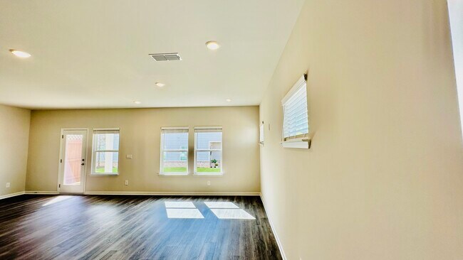 Building Photo - 690 Gabby Pt SW