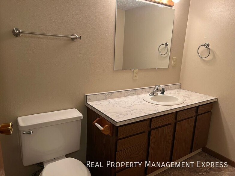 Building Photo - 3 Bedroom 2.5 Bathroom side-by-side duplex with lots of updates