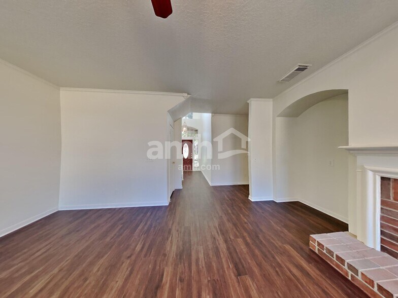 Building Photo - 2911 Linda Dr