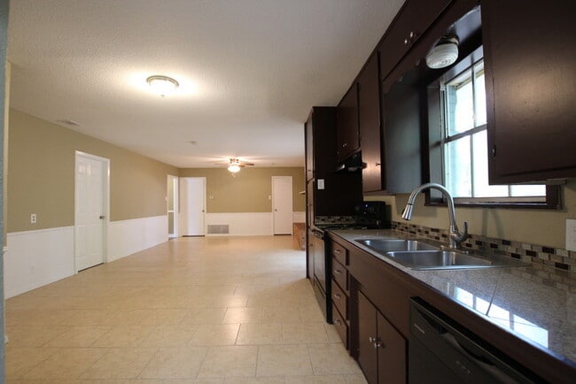 Building Photo - Tour Today! Charming 3 Bedroom, 2 Bathroom Home in Tyler!