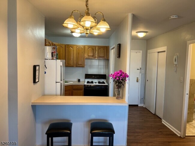 Building Photo - 285 Aycrigg Ave