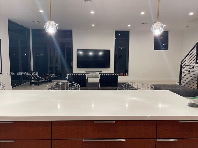 Building Photo - 909 NE 16th Terrace