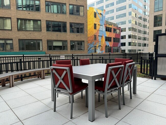 Building Photo - Studio Condo with Fantastic View, High-End Appliances, Wide Windows, Gorgeous Flooring, Amazing A...