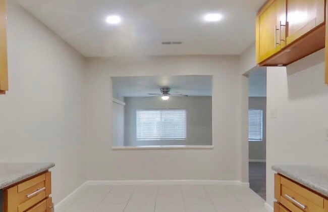 Building Photo - 2747 El Rey St