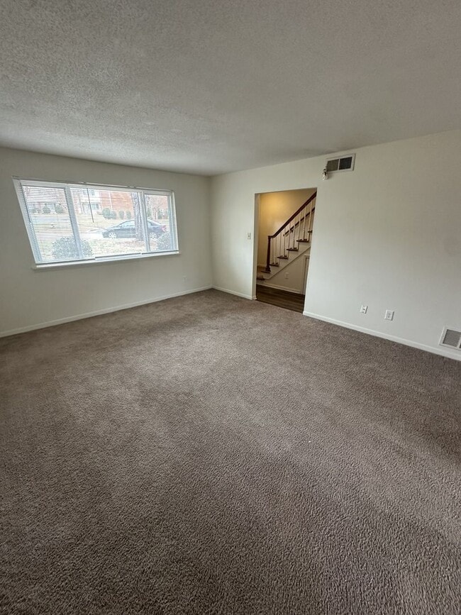 Building Photo - 3 Bedroom 2.5 Bathroom Condo!