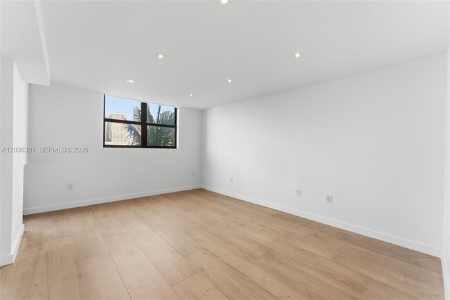 Building Photo - 801 N Venetian Dr