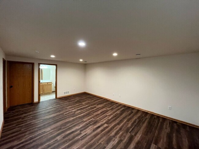 Building Photo - 516