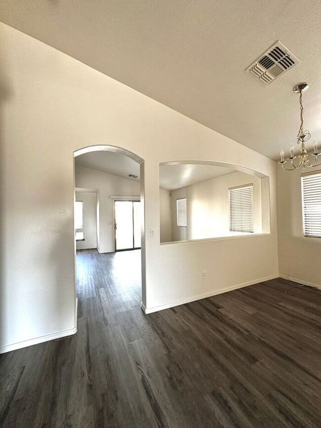 Building Photo - New Flooring! Single level 3 bed in Camelback Ranch!