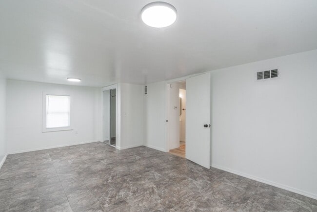 Building Photo - Updated 2 Bed in El Reno