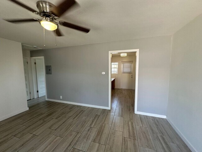 Building Photo - Newly Remodeled 1 Bedroom