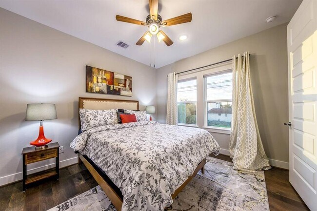 Building Photo - 8128 Overland Grv