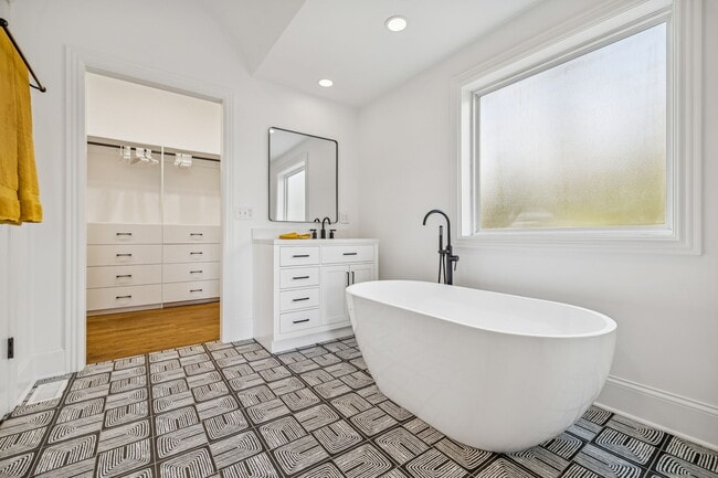 Building Photo - 594 Lake Haven Dr