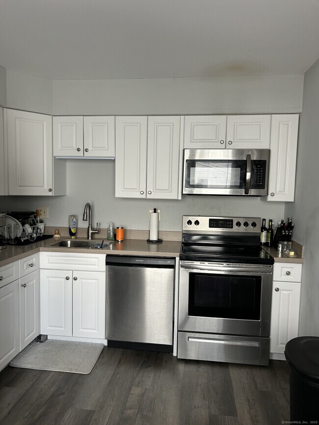 Building Photo - 42 Valley Dr