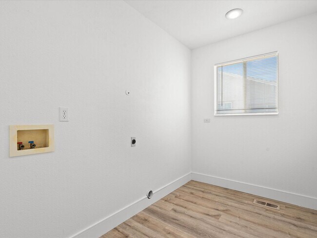 Building Photo - Newly Renovated 4 Bedroom Home with Gorgeo...