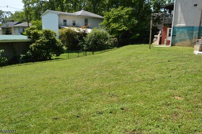 Building Photo - 923 Hillside Rd