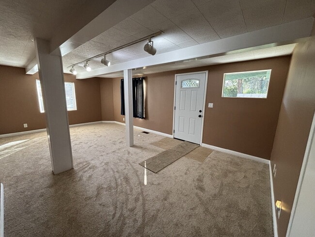 Building Photo - Multi-Generational Family Living near downtown Placerville