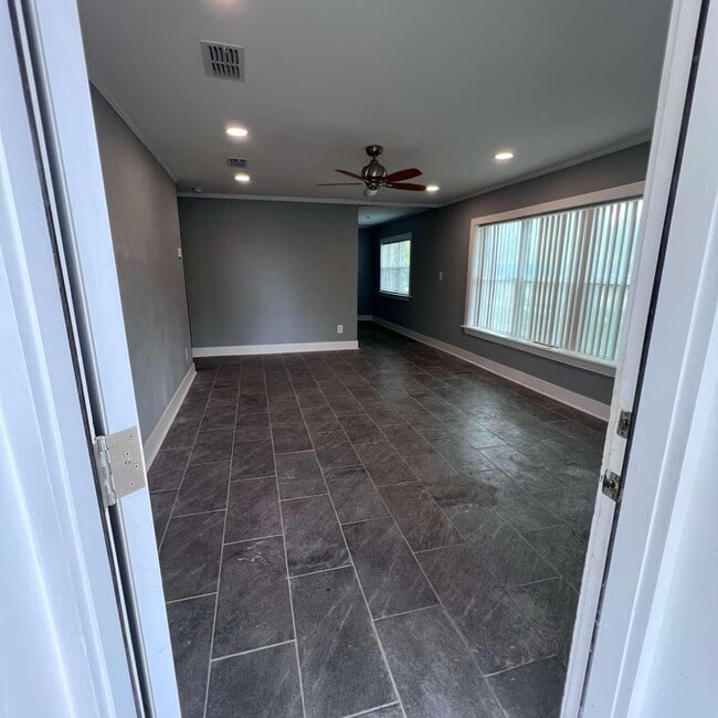 Building Photo - 121 Harbeson Ave SE