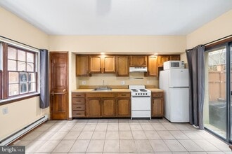 Building Photo - 904 S Delhi St