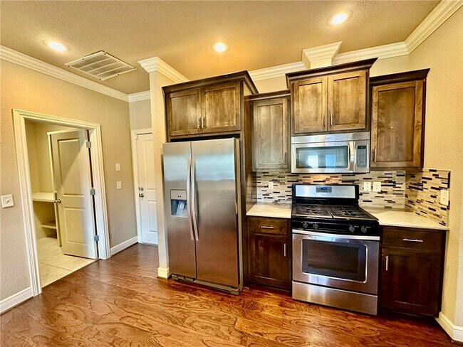 Building Photo - 6613 W Valley View Rd