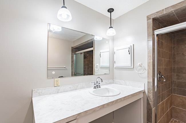 Building Photo - 13103 Lillian St