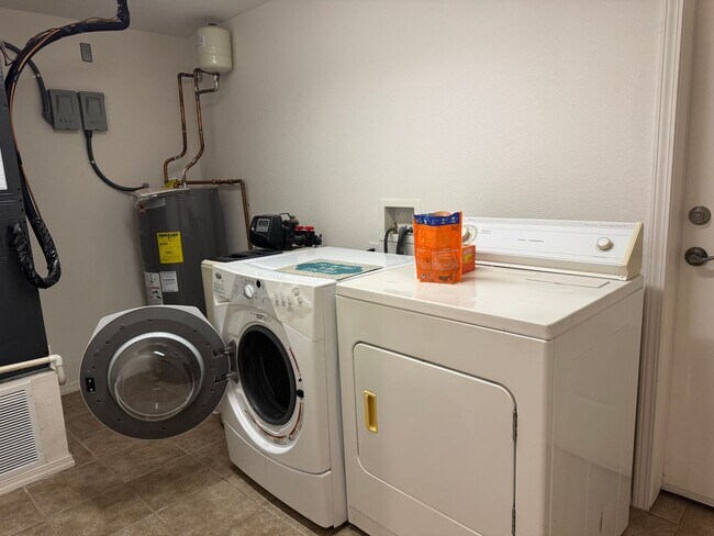 Building Photo - SHORT TERM FULLY FURNISHED 3BD/3BA TOWNHOUSE
