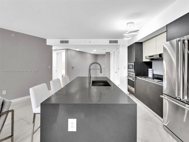 Building Photo - 9821 E Bay Harbor Dr