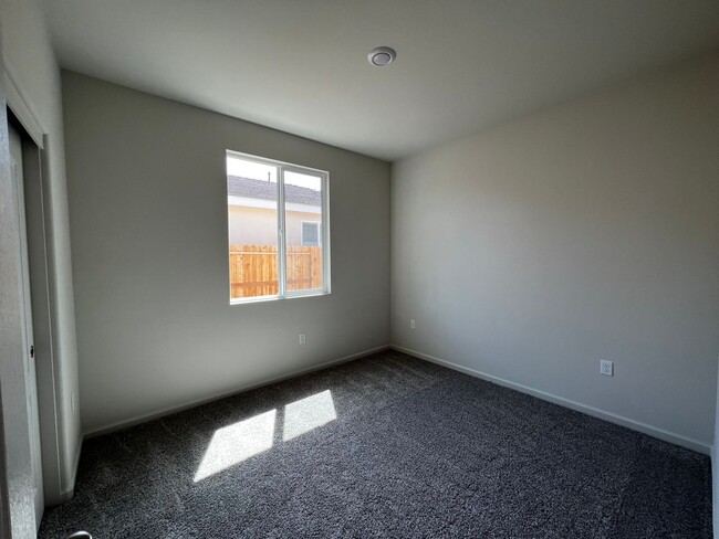 Building Photo - 2035 Greenbriar Dr