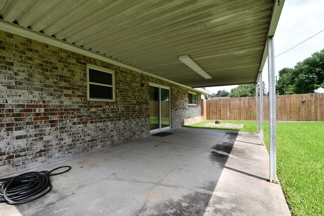 Building Photo - 2017 Sunset Ct N