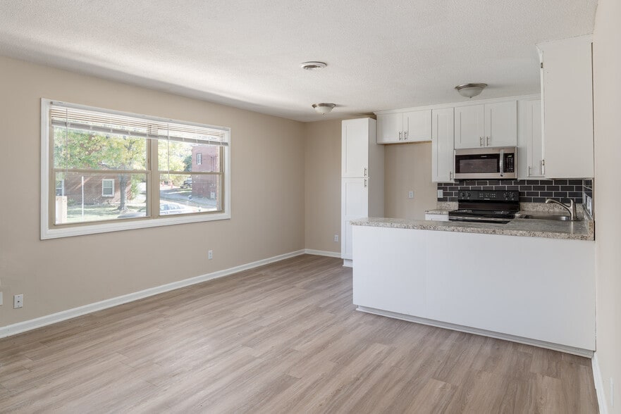 Primary Photo - Mendenhall Square