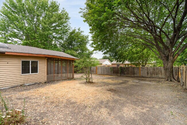 Building Photo - Great Entertaining Spaces!