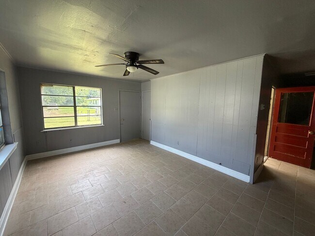 Building Photo - Spacious Two Bedroom Home