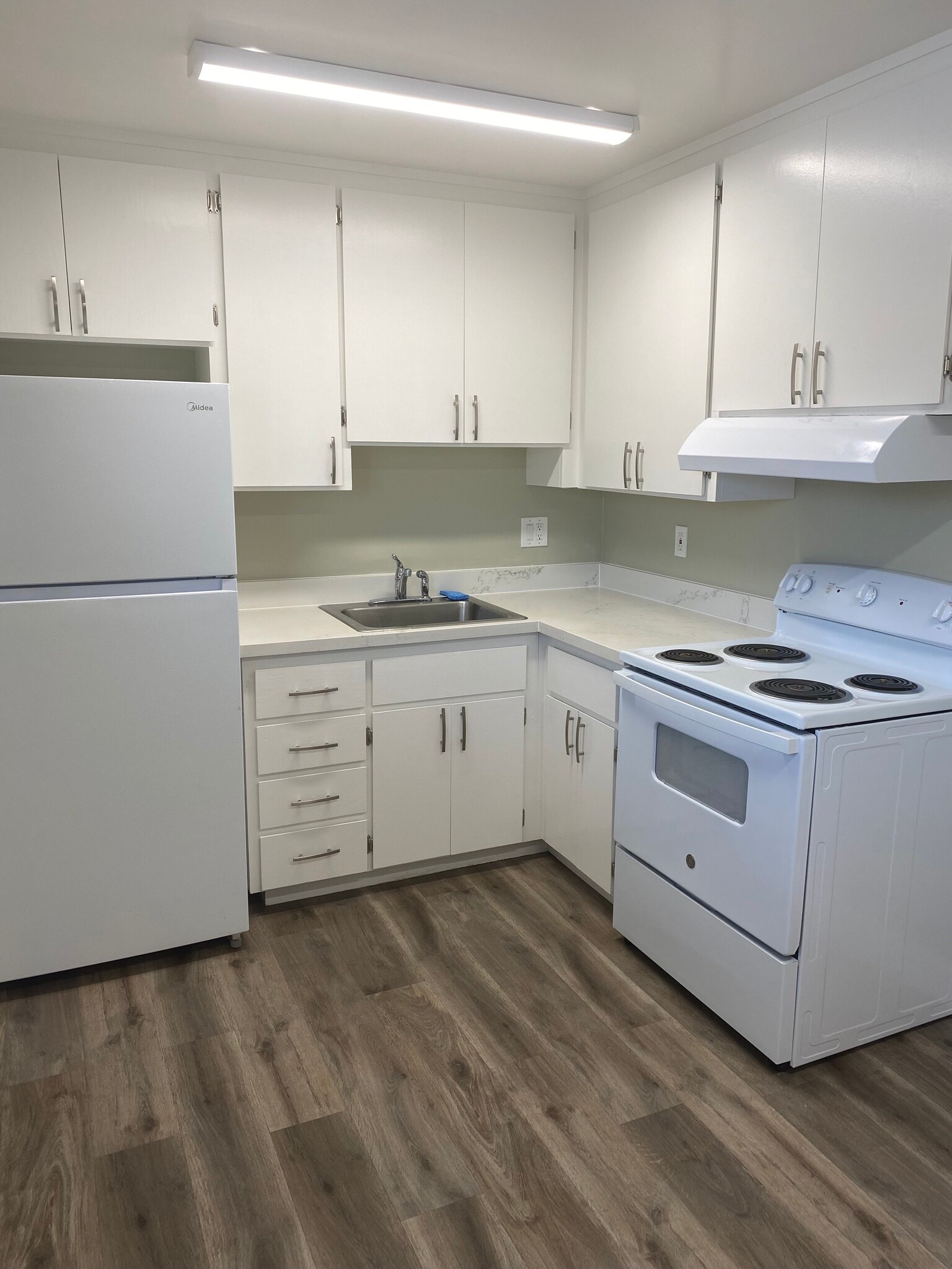 Kitchen - 990 Helen Ave