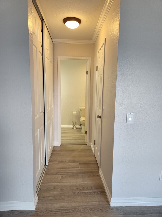 Building Photo - 9229 Village Glen Dr