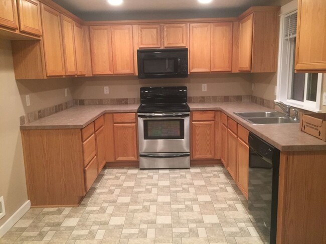 Building Photo - 3 bed/2 bath in Clover Ridge with AC, fenc...