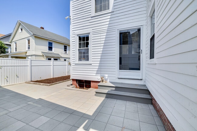 Building Photo - 1070 Enfield St