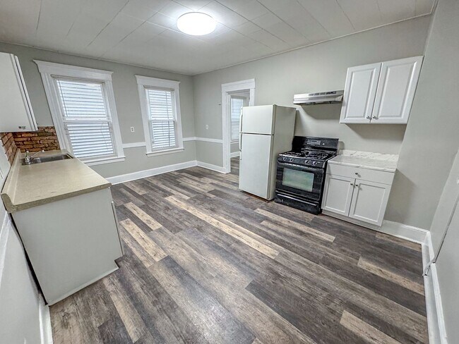 Building Photo - 318-320 Howard Ave