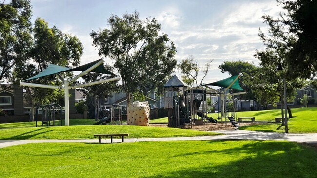 Building Photo - Charming Tustin Haven Available in October!