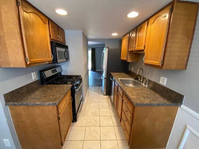 Building Photo - River-front condo, UA schools, 2 BR/1.5 BA