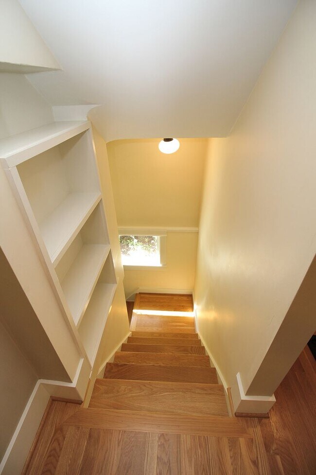 Building Photo - Beautifully Updated 5 Bedroom/3.5 Bath Irvington Craftsman Bungalow!