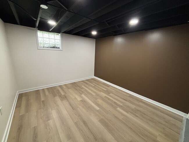 Building Photo - 621 W 44th Pl