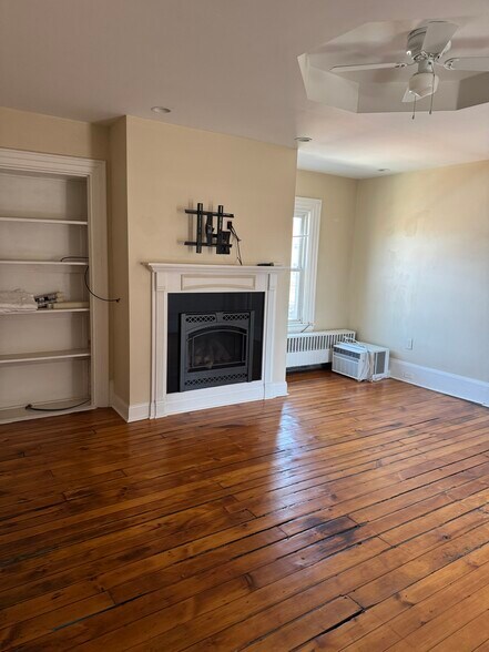 Gas fireplace in bedroom - 4747 Hatfield St