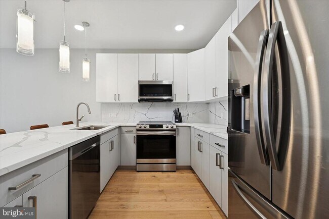 Building Photo - 700 Moyer St